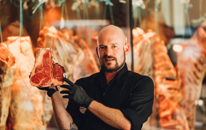 Dominik Rossbach erklärt ein Porterhouse Steak
